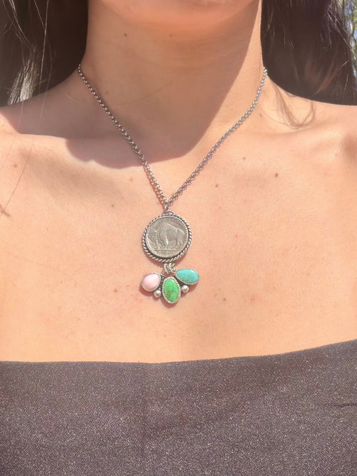 .Lucky bloom necklace